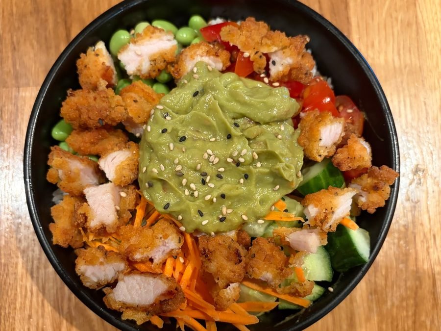 Bowl mit Avocado-Lime-Soße