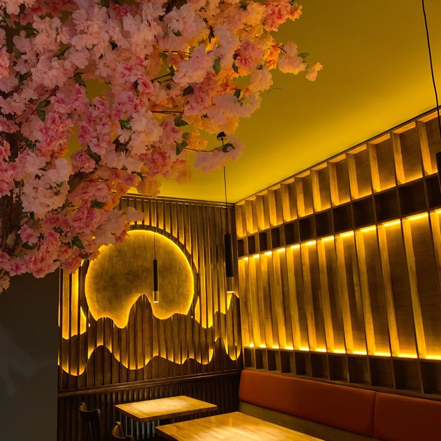 Kirschblüten im Gastraum von Wing & Yang